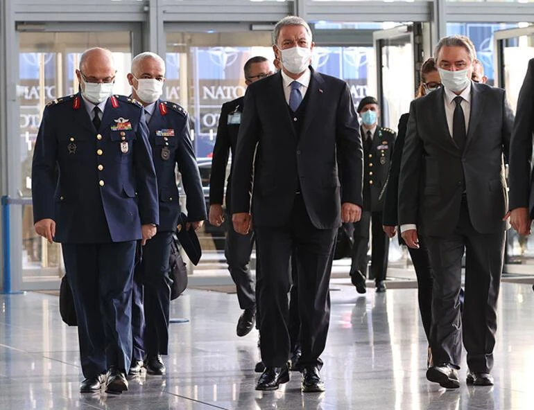 Milli Savunma Bakanı Hulusi Akar NATO Karargahı'nda